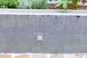 Wopfinger Sichtbeton am Allerheiligenplatz in Wiener Neustadt