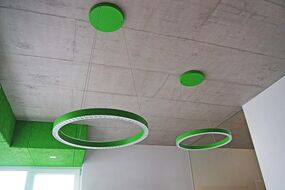 Firmengebäude der 100% Bau GmbH mit Farbbetonelementen