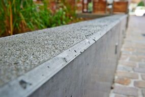 Wopfinger Sichtbeton am Allerheiligenplatz in Wiener Neustadt