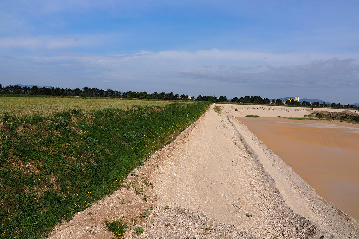 rechts aktiver Abbau, links bestehende Trielschutzflächen