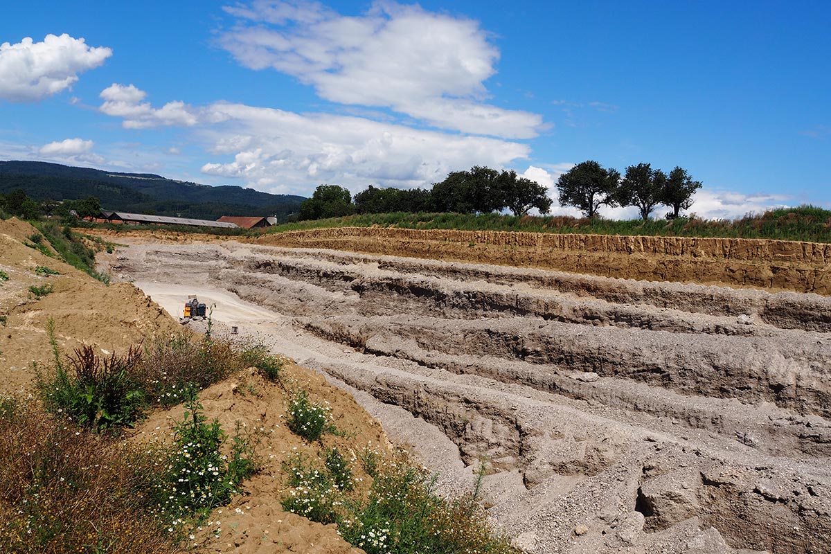 links Aufhöhung, rechts aktiver Abbau